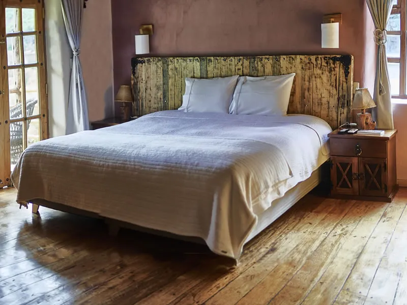 Habitación Doble Twin de Allpawasi Lodge con dos camas y acabados en madera
